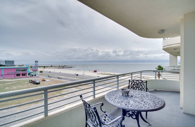 Beachfront Biloxi Condo: Balcony & Community Perks
