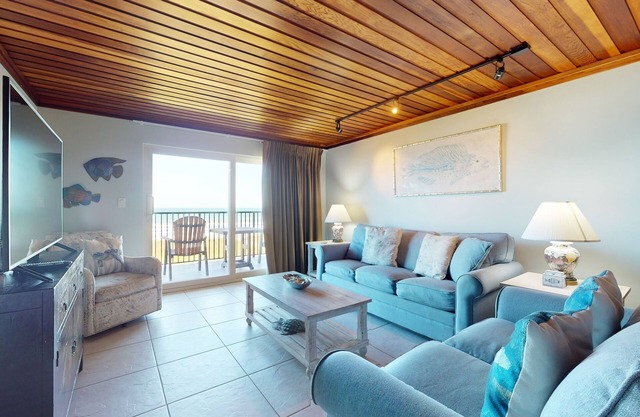 Beachfront Condo w/Pool, Balcony & Stunning Gulf Views - Steps to Beach