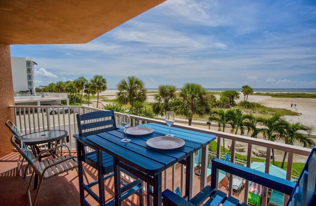 Beachfront Condo. Heated Pool. Activities, Fun, End Unit, Parking, & Great Location!