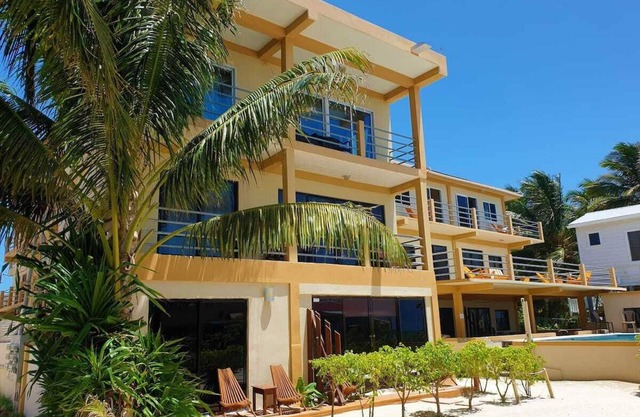 Beachfront Condo on Caye Caulker - Steps from the beach and has a pool