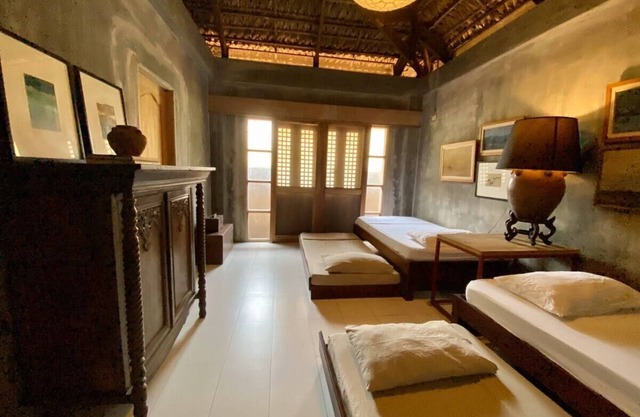 Beachfront Cottage Room #3 Shared Bathroom