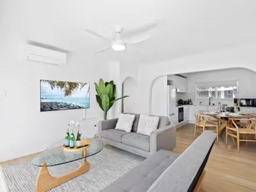 Beachfront Escape Broadbeach - 2BD, Pool, Sleeps 7