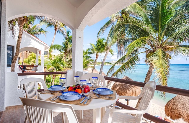 Beachfront, great views, WiFi, AC, perfect for families and friends!