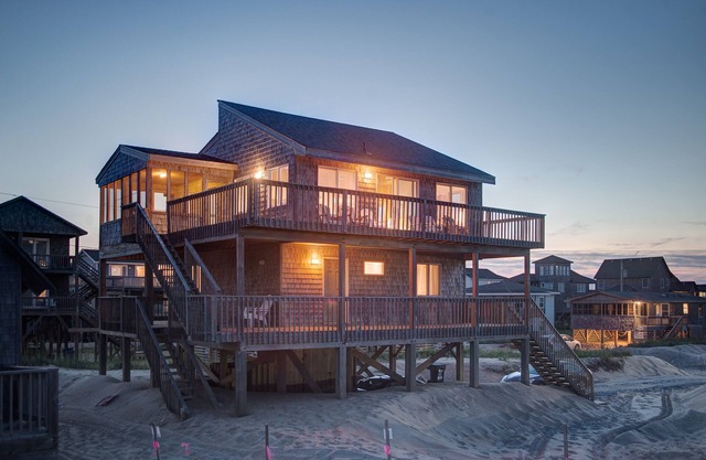 Beachfront home w/incredible views, waterfront decks, and easy beach access
