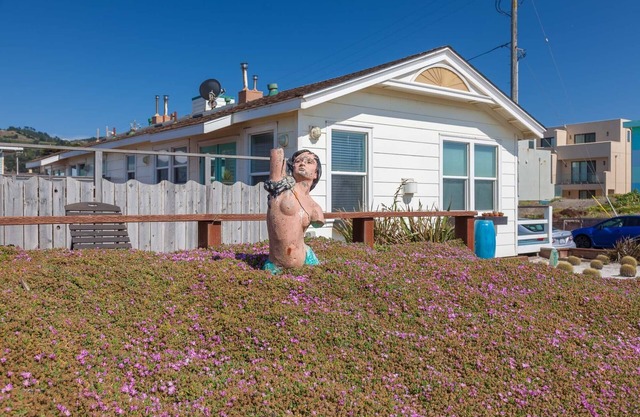 Beachfront House near SF w/ Parking (5)
