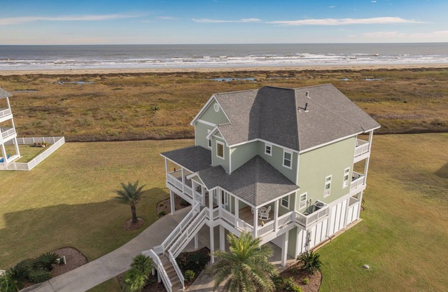 Beachfront Luxury, Fantastic Views: 3 Kings + Bunks, Twin rooms + Chef's kitchen