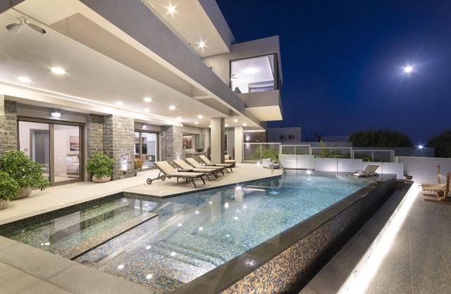 Beachfront Moonlight villa for large groups