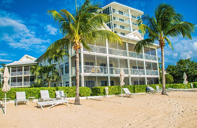 Beachfront Ocean Level Condo on 7 Mile Beach - 3 Rm - Pool/Jac