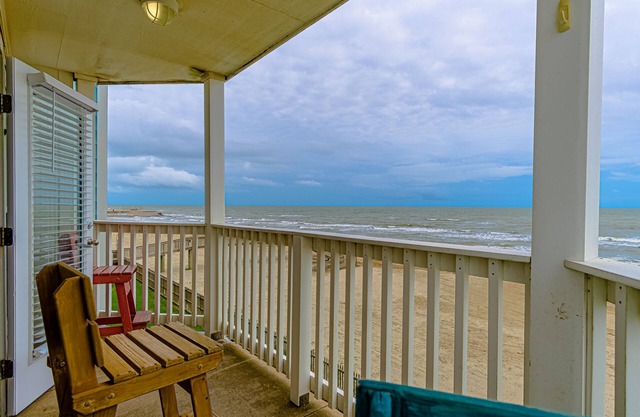 Beachfront Paradise: Panoramic Ocean Views from Every Angle!