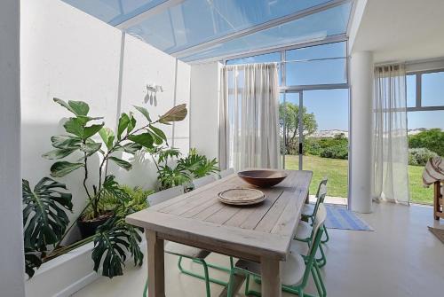 Beachfront, Sea Views, WiFi, Fireplace, 1-Min Walk