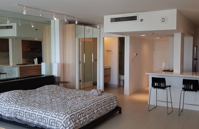 Beachfront studio with living balcony in the heart of Miami Beach
