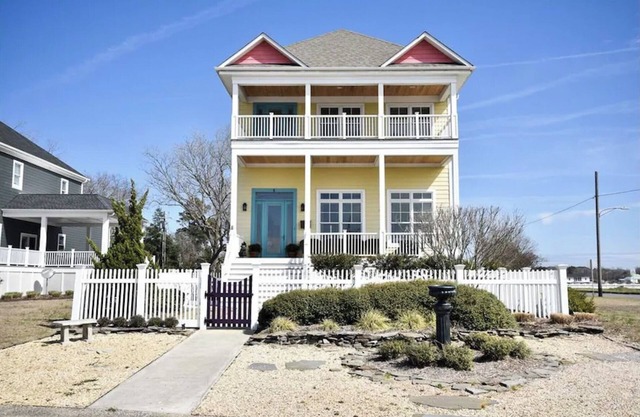 Beachfront - unbeatable location - steps to beach & shops - sunsets from porch!