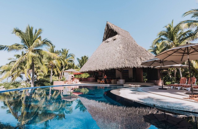 Beachfront Villa! Escape to this luxurious property 5 bedrooms, with chef & pool