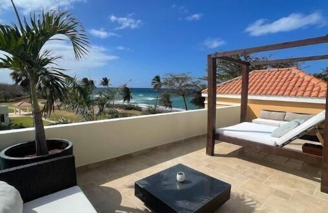 Beachfront villa @ Punta del Mar