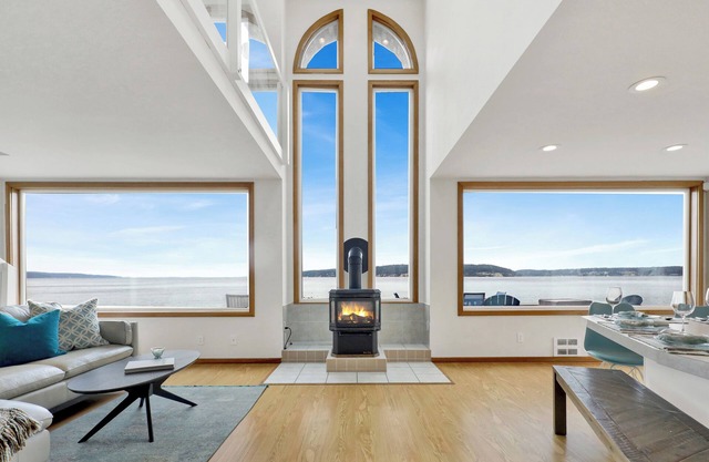 Beachfront, Water & Mountain Views, Epic Deck on Whidbey Island!