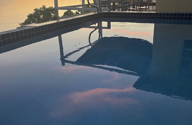 Beachfront Water's Edge Cottage with pool (newly renovated)