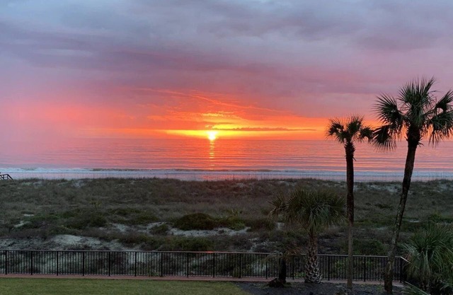 Beachfront with Great Views, beach chairs, pool, tennis Amelia Island