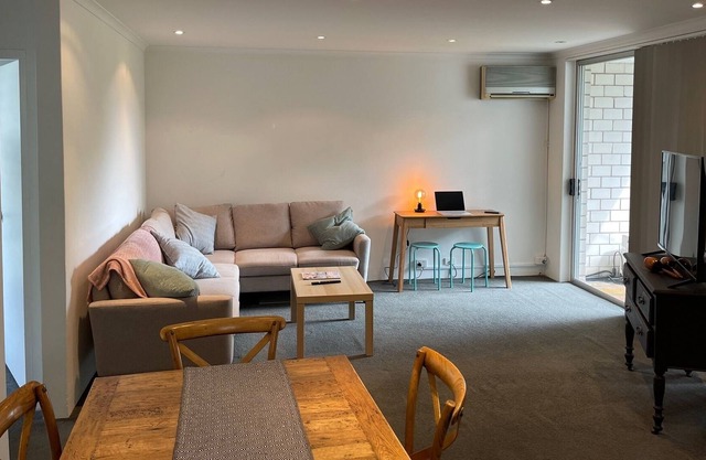 Beachside apartment, footsteps to the iconic Dee-Why beach.
