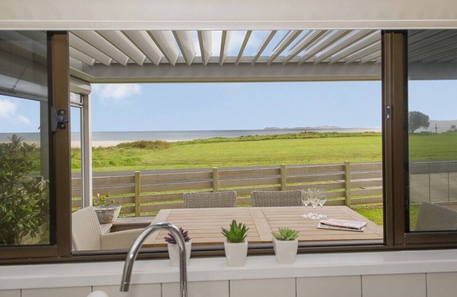 Beachside Beauty - Kuaotunu Holiday Home