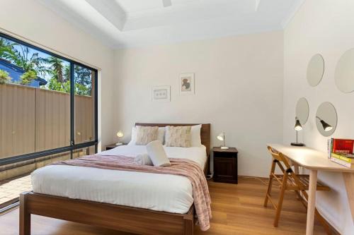 Beachside Gem in Doubleview, Free Wi-Fi, Parking