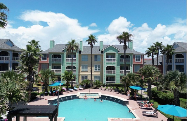 Beachside & Poolside - Sleeps 4 - Chic Décor- Sparkle Clean