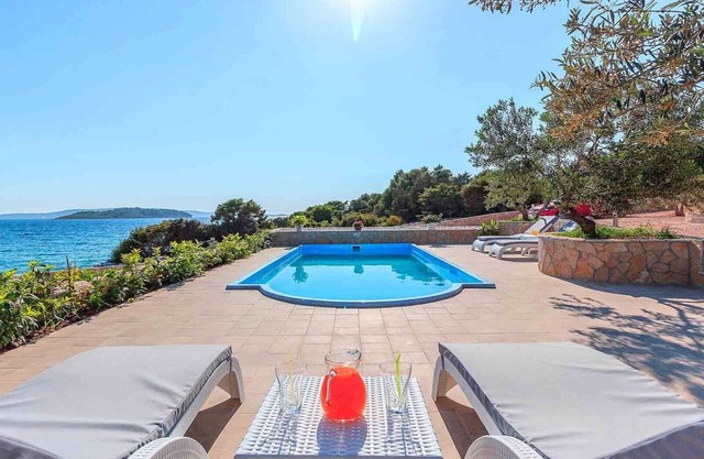 Beachside Villa Serenity with pool for 8 persons EOS-CROATIA
