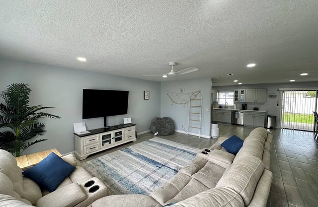 Beachy Cocoa Home Near Cruise Port W/Hot Tub