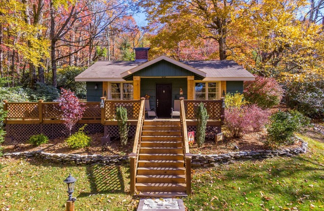 Bear Bungalow - 1 mile from Main Street Blowing Rock! Hot Tub - Pet Friendly - Fenced In Yard