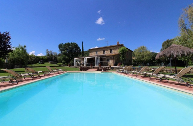 Beautiful private villa for 16 people with private pool, WIFI, TV and pets allowed, close to Are.