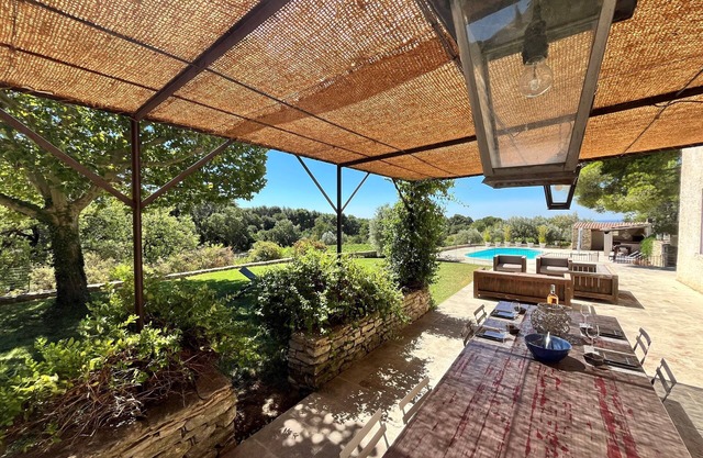 Beaumes de Venise, mas, 4 bedrooms, with swimming pool in the middle of the vineyards