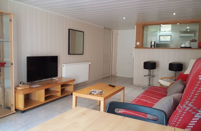 Beautiful studio 30 km from Paris in a suburban residence.
