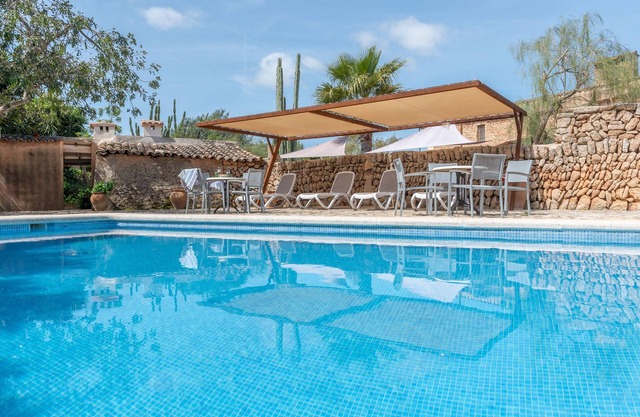 Beautiful Apartment on a Farm with Wi-Fi, Pool & Large Outdoor Area
