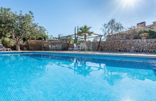 Beautiful Apartment on a Farm with Wi-Fi, Pool & Large Outdoor Area
