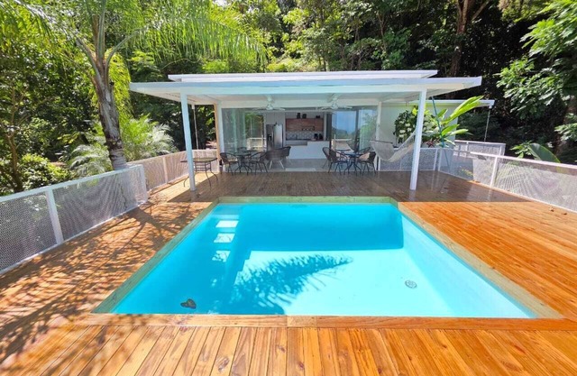 Beautiful Villa Lucia, Gated Tropical Retreat, Private Deck with Pool, Ojochal