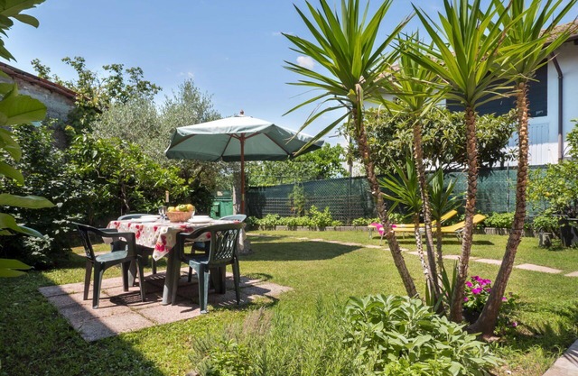 Beautiful apartment in villa for 6 people with TV, patio and parking