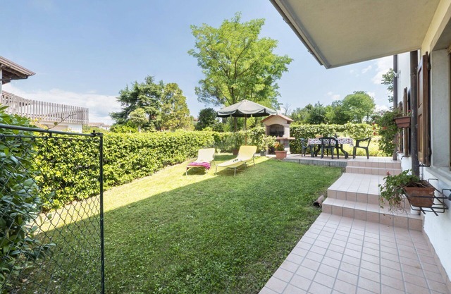 Beautiful apartment in villa for 6 people with TV, patio and parking