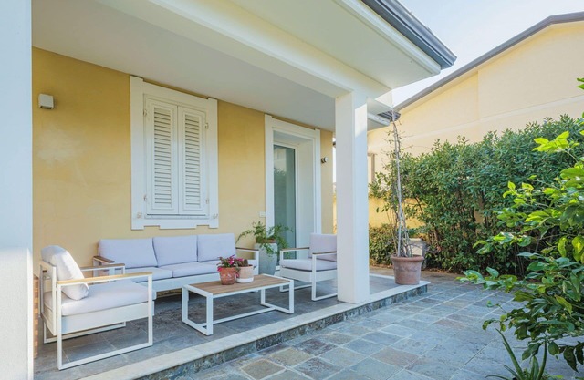 Beautiful apartment for 7 guests with A/C, WIFI, TV, patio and pets allowed