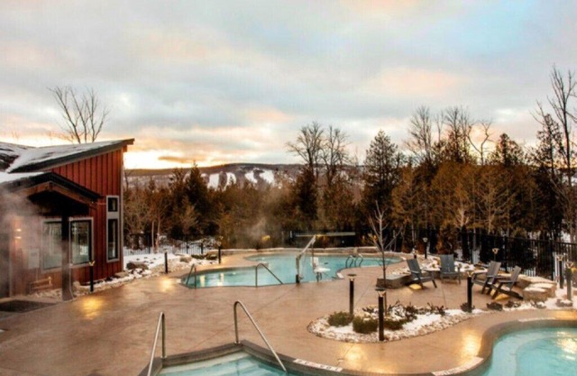 Beautiful home in Windfall, Blue Mountain. Walk to village, hot tub and pool!