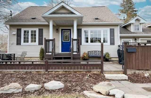 Beautiful, Cozy (cottage like) 3 Bedroom, 2 bath Home