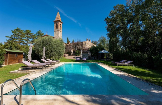 Beautiful private villa with WIFI, private pool, TV and patio, close to Greve In Chianti