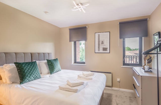 Beautiful 1-bed with overlooking balcony