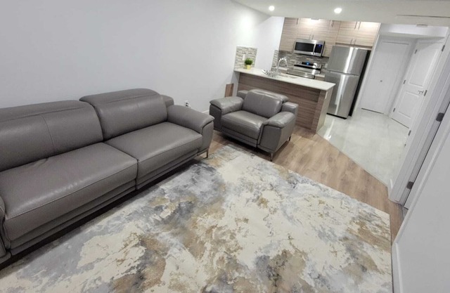 Beautiful 1 bedroom basement & living room, Side entrance, AC, Wi-Fi