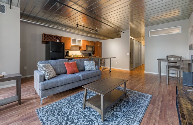 Beautiful 1 Bedroom Condo with Amazing Amenities 329