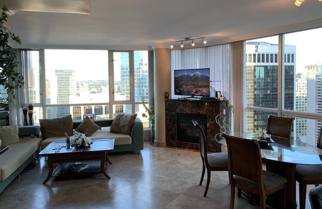 Beautiful 1000 Sf downtown condo. The best of the best Coal Harbour location
