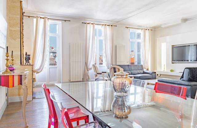 Beautiful 160m² apartment of 3 bedroom in the heart of Bordeaux City