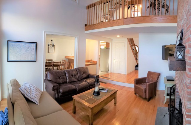 Beautiful 2 Bedroom with Loft and Pool, Steps to beach and Lake Winni