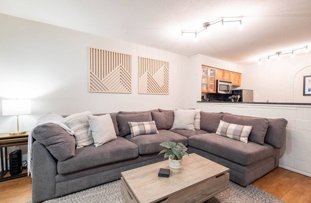 Beautiful 2BDR townhouse | Private hot tub | Pets