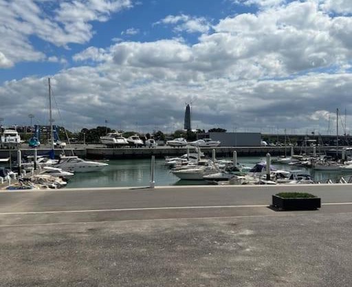Beautiful 2beds apartment with swim pool in marina