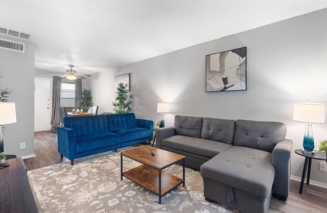 Beautiful 2BR/1BA in Hydepark 8731