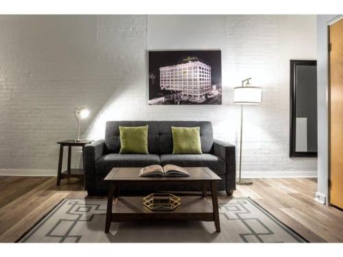 Beautiful 2BR 2BA In The Block by CozySuites!